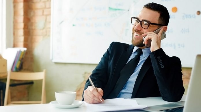 broker hablando por teléfono