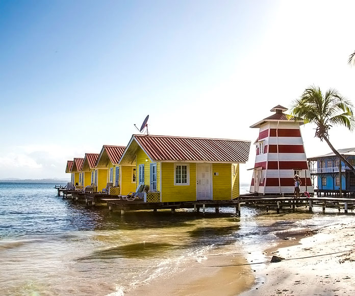 bungalows de madera construidos sobre el mar