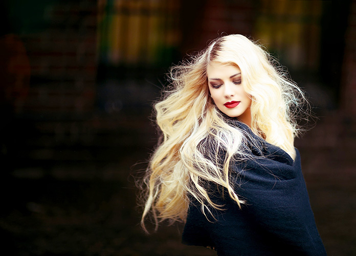 Mujer de cabello largo rubio