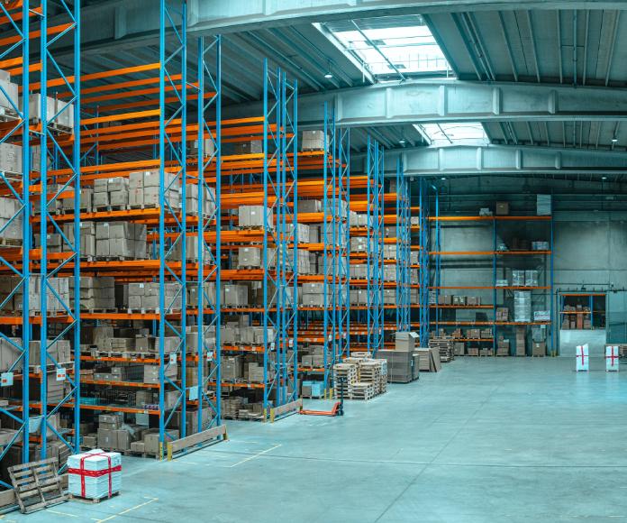 Almacén con muchas cajas en estanterías