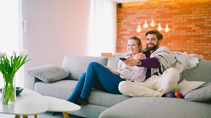 pareja confortable en su casa