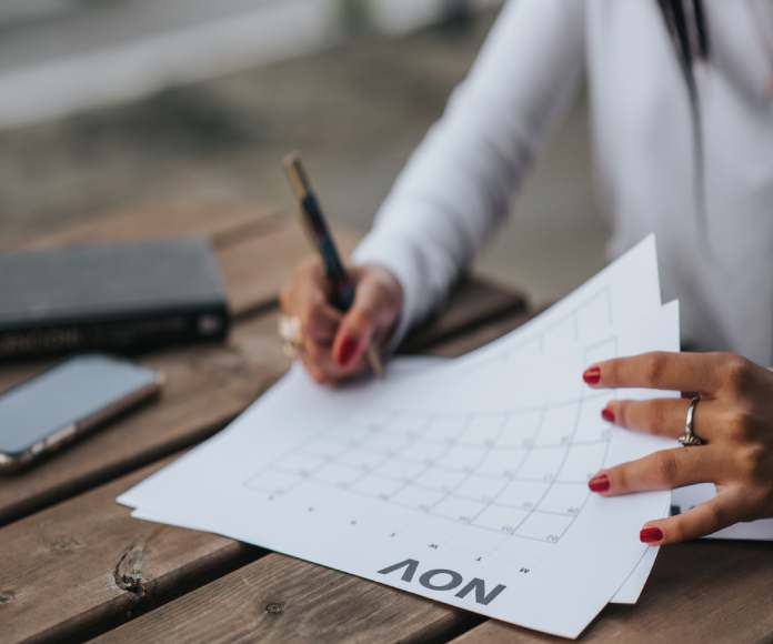 mujer llenando calendario