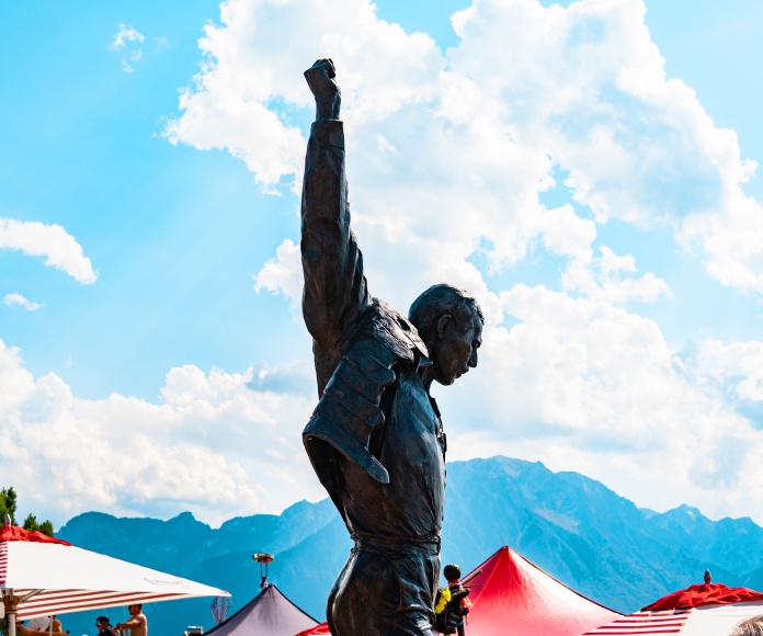 Estatua de Freddie Mercury vista de ángulo.