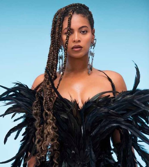 Beyoncé luciendo un traje de plumas negras. 