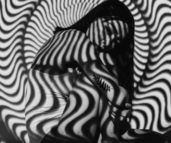 Mujer dentro de una ilusión óptica.