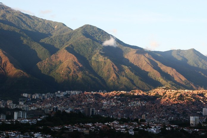 Ciudad de Caracas, a las faldas del cerro Warairarepano - Venezuela