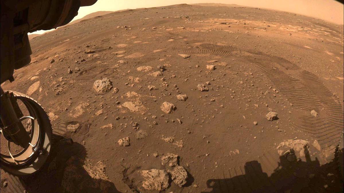 Vista de la superficie marciana y de las huellas dejadas por Perseverance