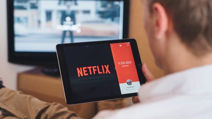 Hombre viendo Netflix en la tablet