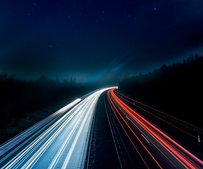 autopista de noche llena de luces de vehículos