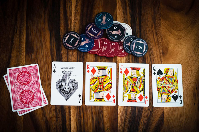 cartas y fichas de póker