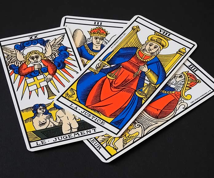 cuatro cartas de tarot sobre fondo negro