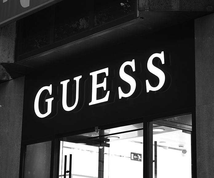 Anuncio mediante cartel luminoso de una tienda Guess