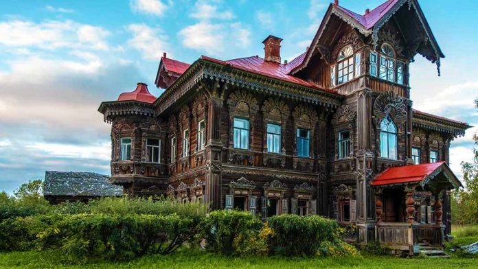 Impresionante casa abandonada en Rusia por la que no pasa el tiempo