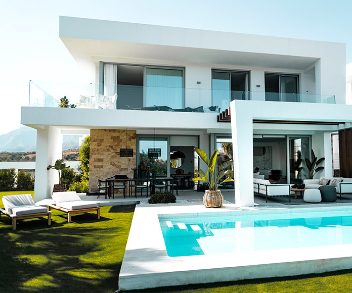 Zona de jardín y piscina de una casa o vivienda de lujo