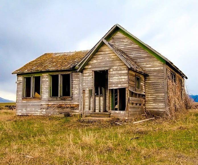 Casa antigua abandonada en una granja