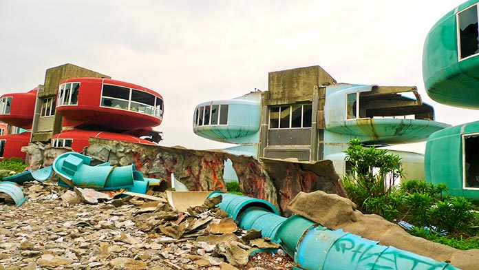 Los escombros rodean los curiosos edificios abandonados