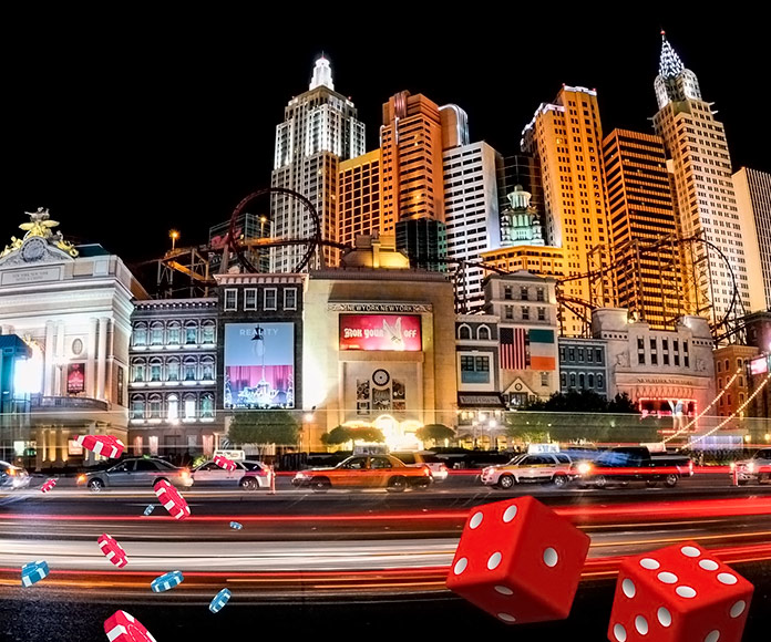 Imagen de Las Vegas con unos dados y fichas de casino superpuestos