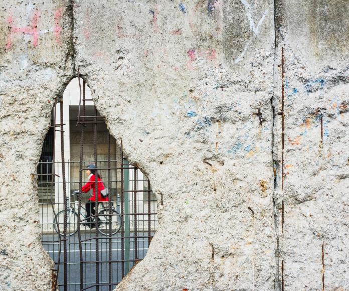 Hoyo a través de un muro.