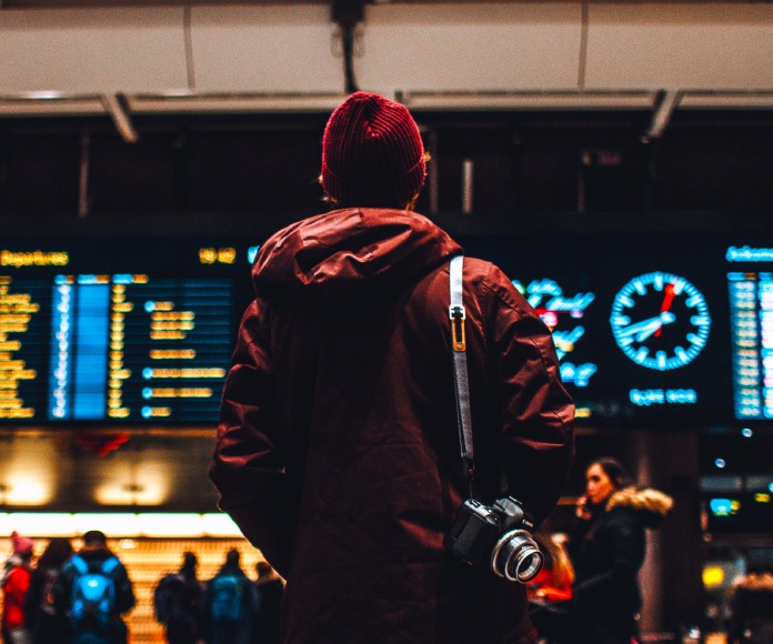 Persona en un aeropuerto.