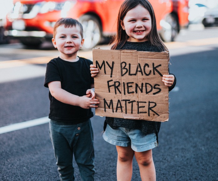 Niños haciendo conciencia contra la discriminación.