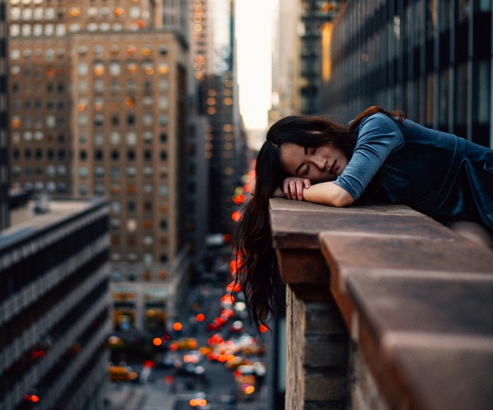 Mujer dormida en el techo de un edificio.