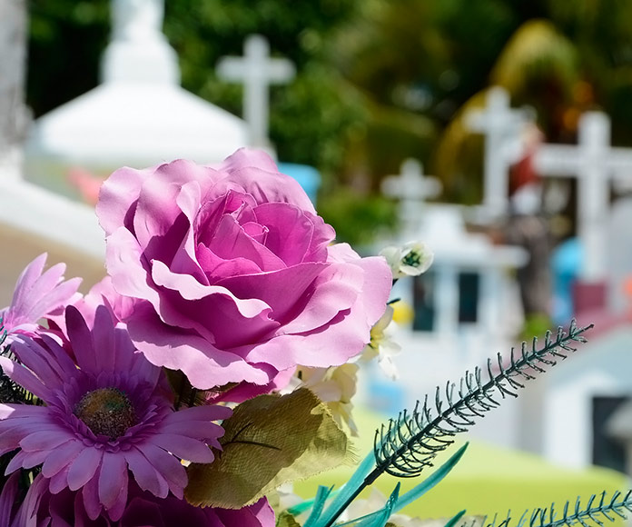 corona de flores en un cementerio