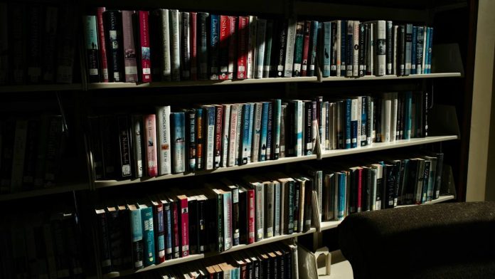 Censura literaria, estante con libros.