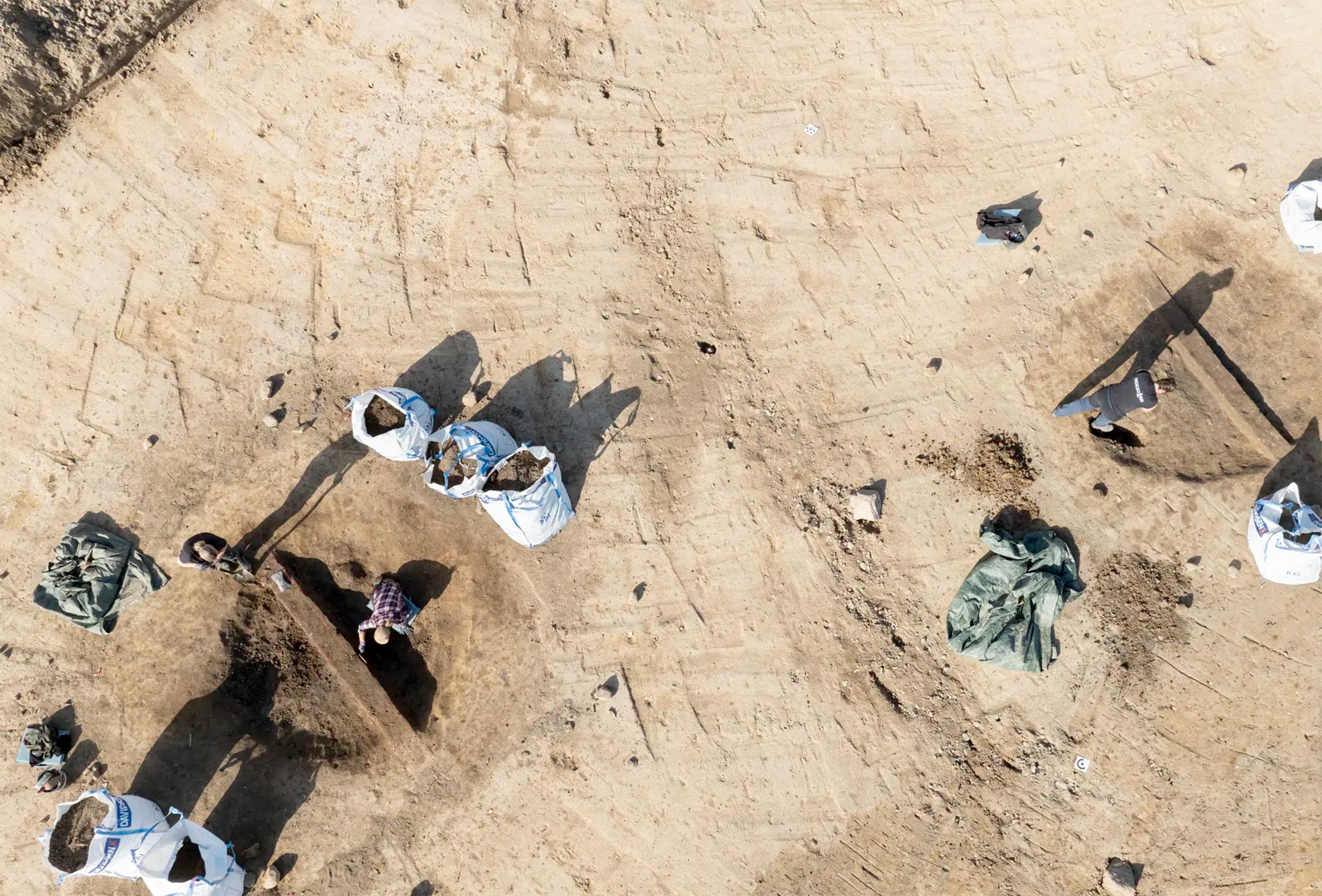 Arqueólogos excavan una casa subterránea de la época vikinga