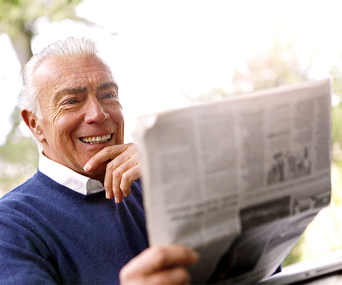 Hombre mayor leyendo el periódico