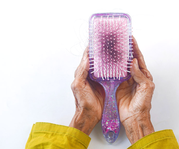 Manos de hombre sujetando un cepillo con pelos
