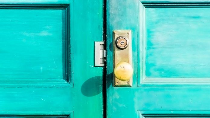 cerradura sobre puerta verde