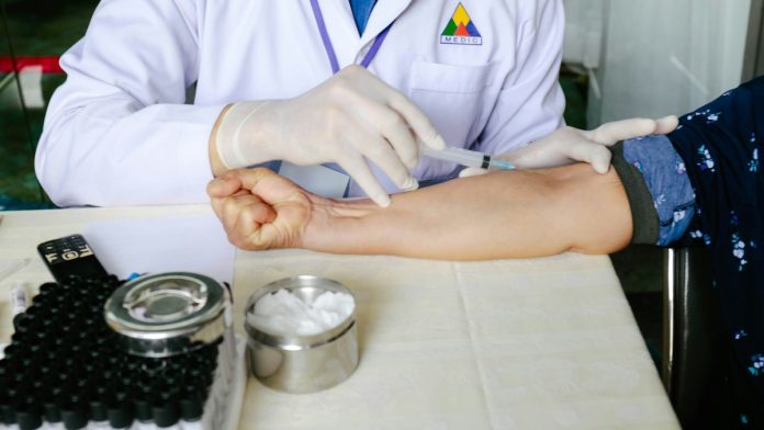 Personal médico tomando una muestra de sangre
