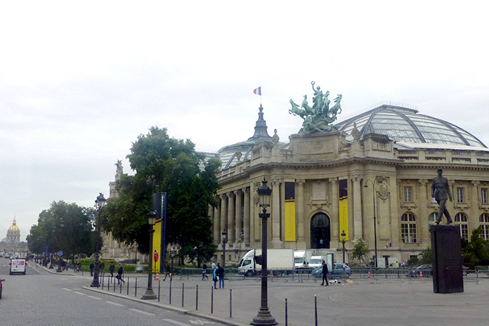 Estatua de Charles de Gaulle prente al Grand Palais, París