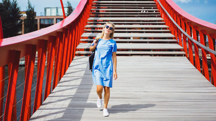 chica en puente de Canadá