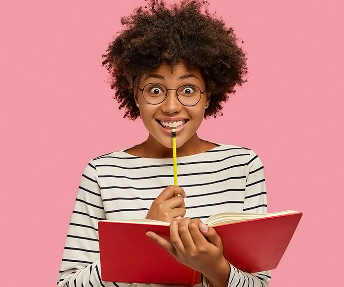 chica sonriente escribiendo