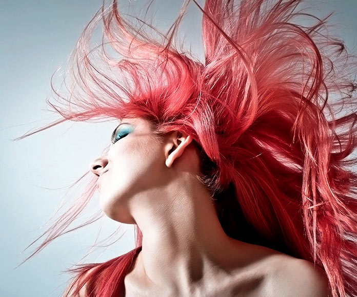 chica feliz ondeando su pelo rosado