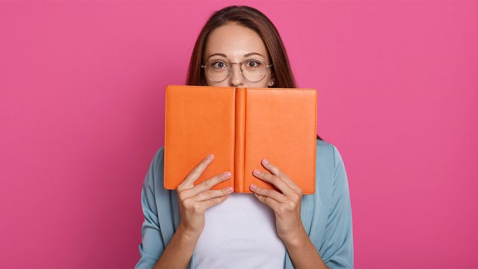 chica leyendo un libro