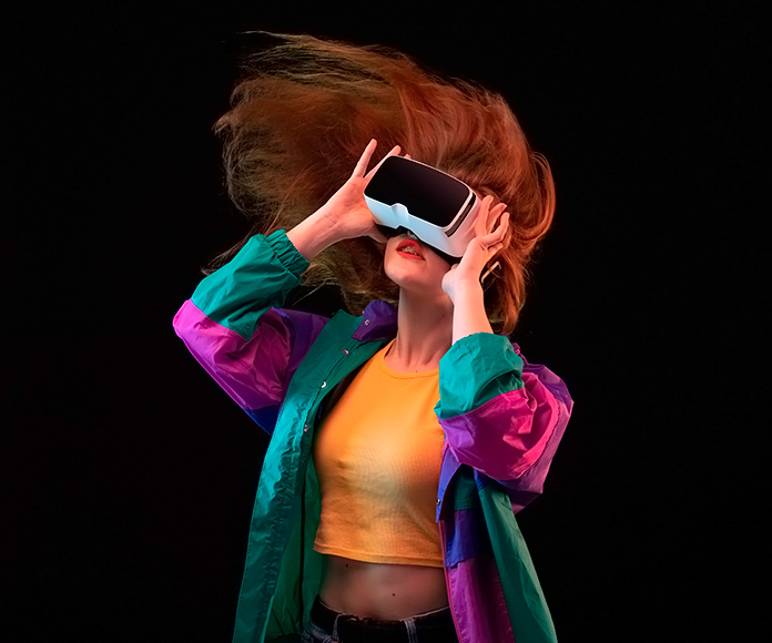 chica con el pelo en movimiento usando unas gafas de realidad virtual