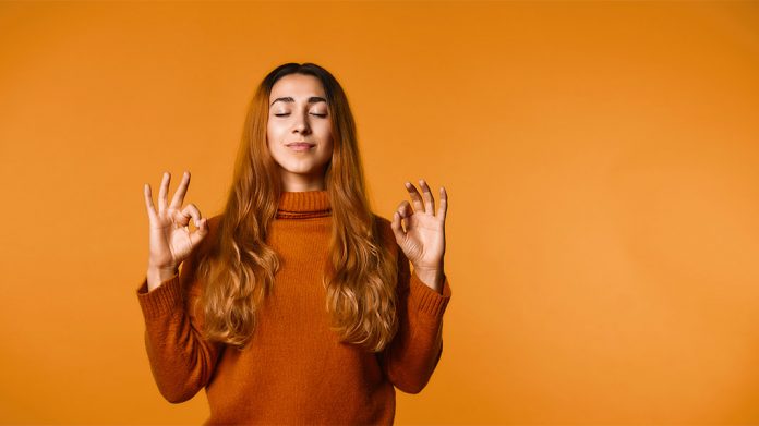 chica tranquila en postura de meditación