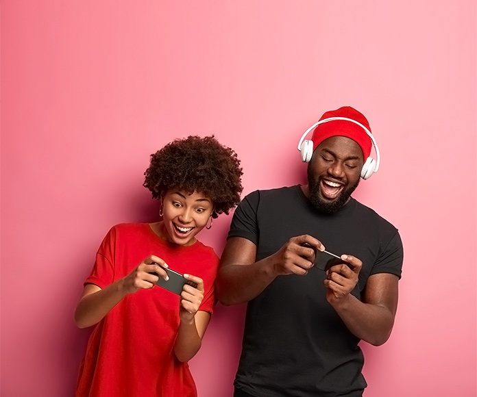 dos chicos jóvenes jugando felices con el smartphone