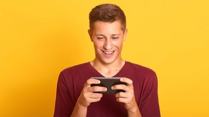 chico jugando a un juego en el móvil