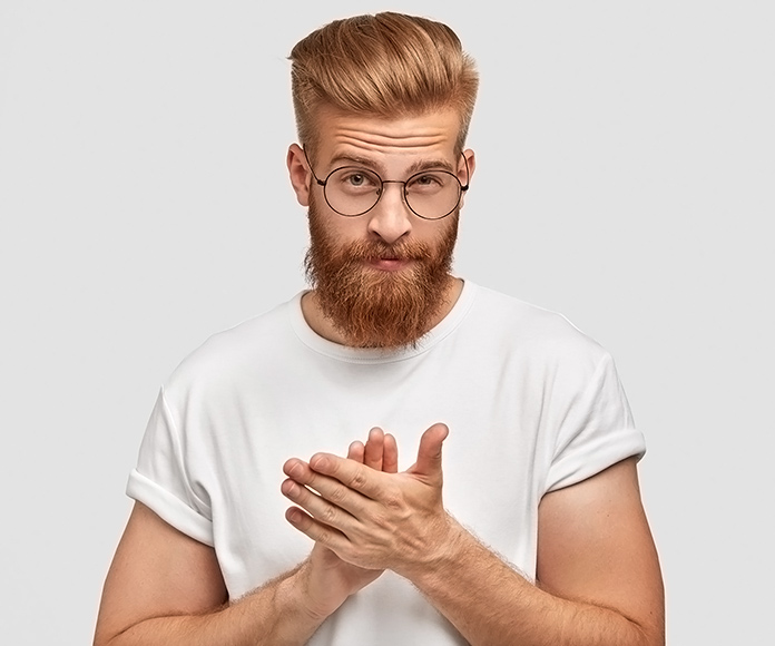 chico rubio con barba, gafas y cabello peinado hacia atrás