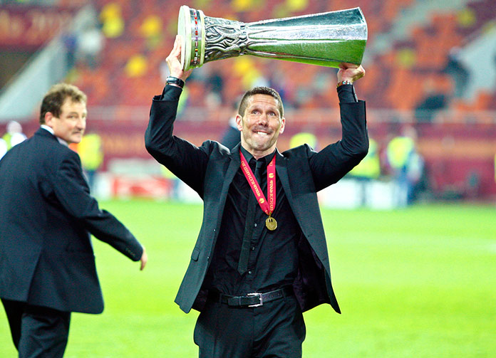 Simeone con el trofeo de la Copa de Europa.