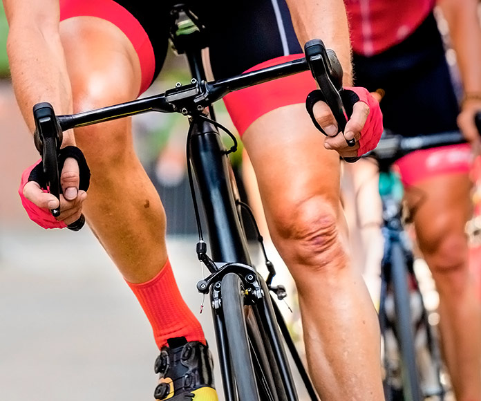 pelotón de ciclistas en carretera