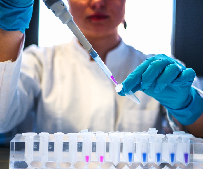 Mujer en un laboratorio.