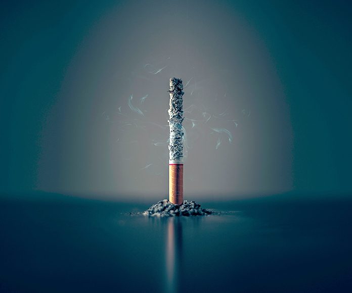 Tabaco o cigarro con la ceniza consumida en vertical