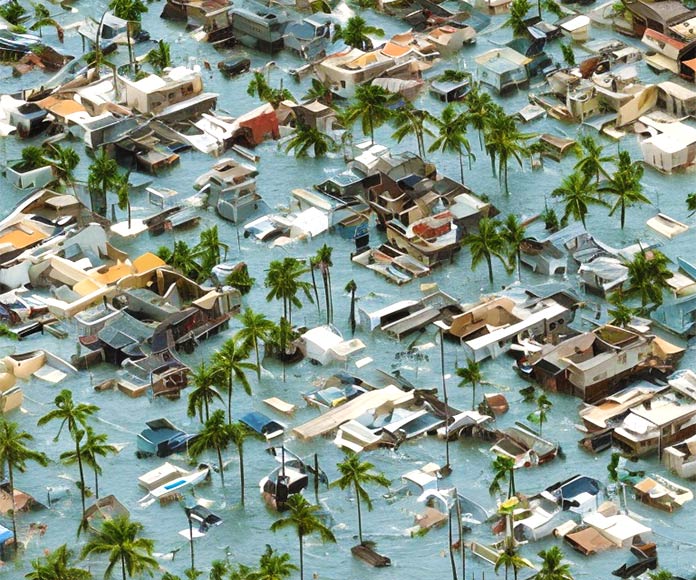 Ciudad costera inundada pos tsunami