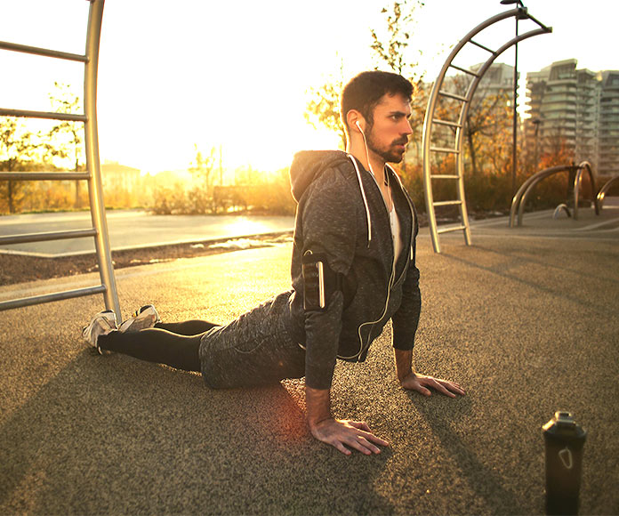 Hombre haciendo yoga en un parque