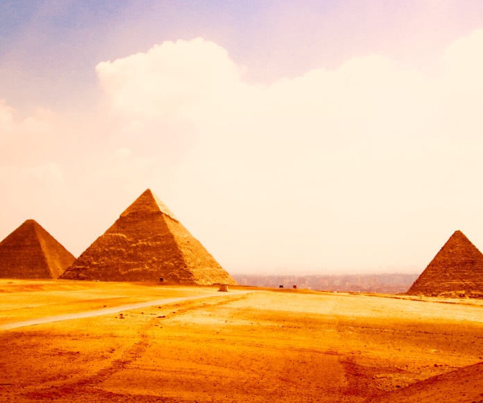 Pirámides en el desierto.
