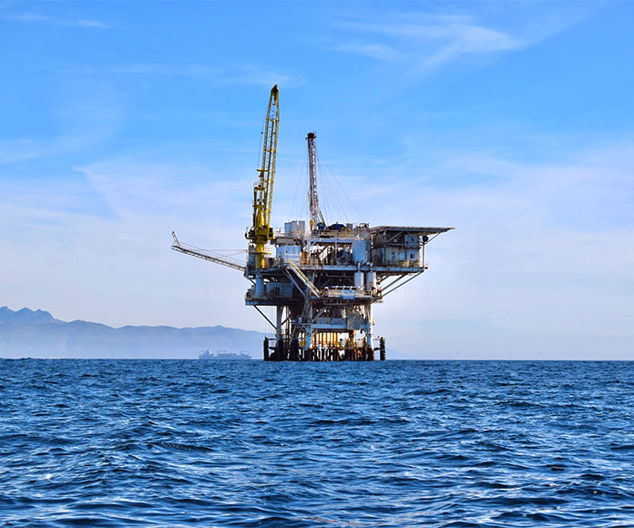 Plataforma petrolera en el mar